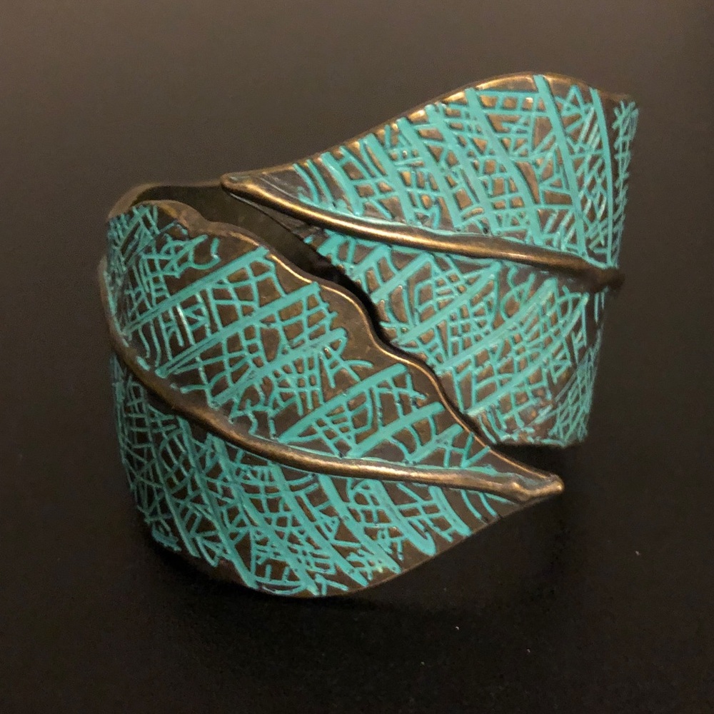 Host Pick x2! 🤩Statement Cuff with turquoise leaf detail